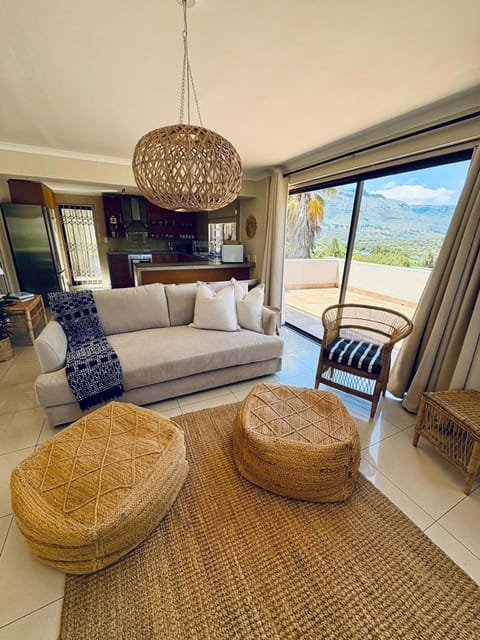 Central & secure, with mountain & ocean views Apartment in Cape Town