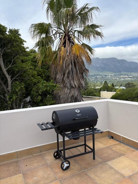Central & secure, with mountain & ocean views Apartment in Cape Town