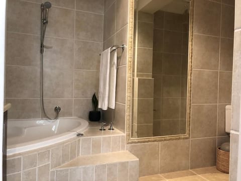 Central & secure, with mountain & ocean views Apartment in Cape Town