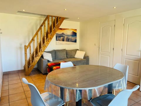 Living room, Seating area, air conditioner
