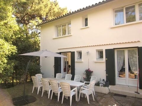 Property building, Patio, Day, Garden, View (from property/room), Dining area, Garden view