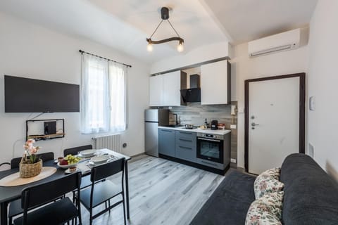 TV and multimedia, Coffee/tea facilities, Kitchen or kitchenette, Living room, Seating area, Dining area, heating, internet, oven, stove, kitchen, air conditioner
