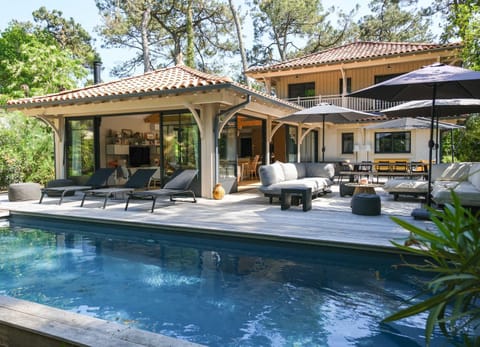 Property building, Patio, Balcony/Terrace, Swimming pool