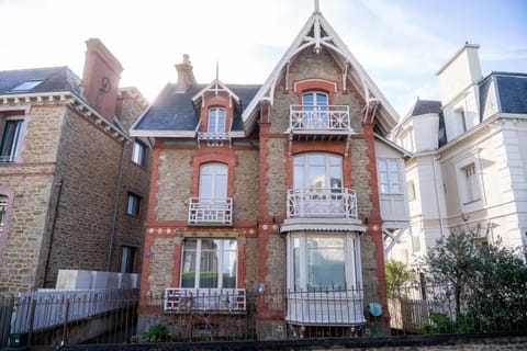 Facade/entrance, City view