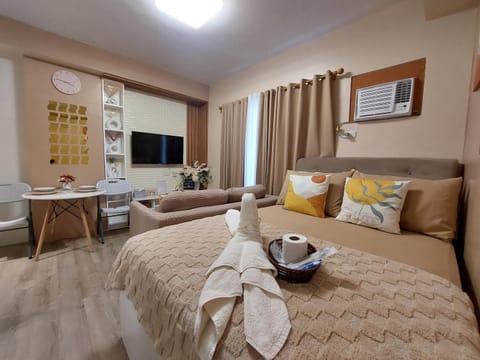 Bed, TV and multimedia, Living room, Photo of the whole room, Dining area