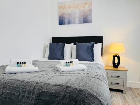 Bed, Bedroom, towels