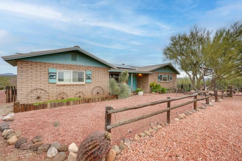 Horse-Friendly Ranch Retreat in Wickenburg! House in Maricopa County
