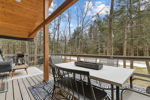 Evergreen Escape Hot Tub Firepit Resort Pool House in Coolbaugh Township