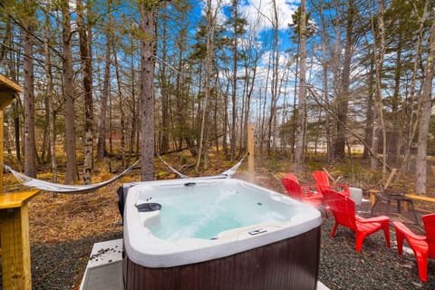 Evergreen Escape Hot Tub Firepit Resort Pool House in Coolbaugh Township
