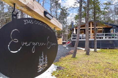 Evergreen Escape Hot Tub Firepit Resort Pool House in Coolbaugh Township