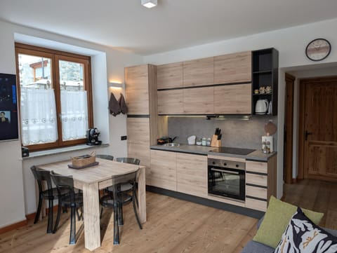 Coffee/tea facilities, Kitchen or kitchenette, Dining area, dishwasher, oven, stove, toaster