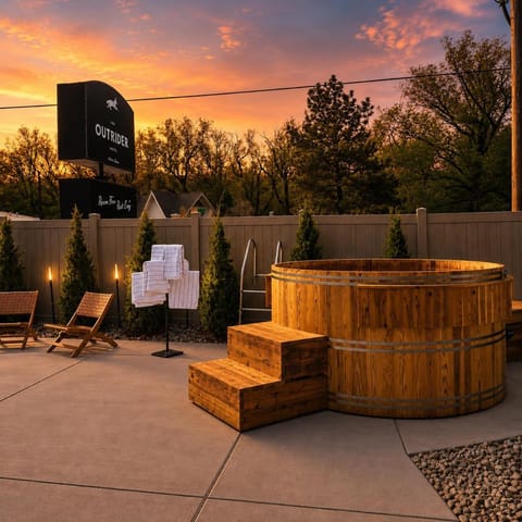 Patio, Day, Natural landscape, Hot Tub, Evening entertainment, Sunrise, Sunset