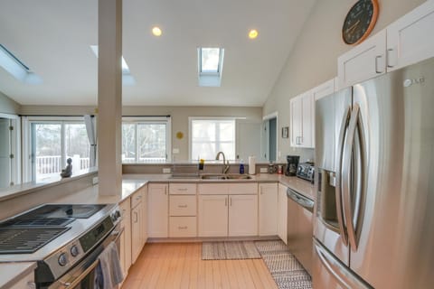 6 Mi to Tanglewood! High-End Lee Apartment Apartment in Lee