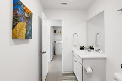 Modern Cozy Home - Gym - Quiet Street - Sleeps 4 House in Kyle