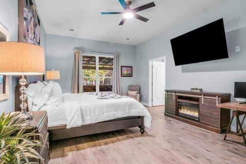 Hot Tub - River Nearby - Quiet Street House in Rio Grande