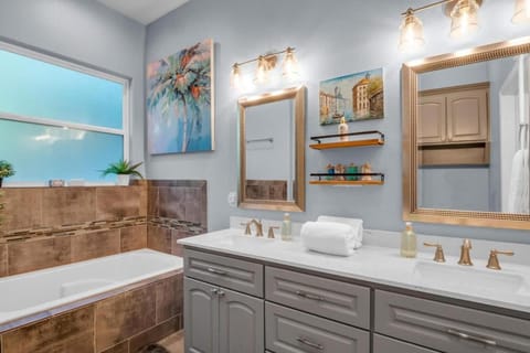 Hot Tub - River Nearby - Quiet Street House in Rio Grande