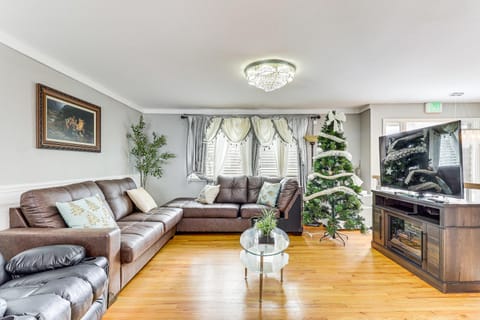 Remote-Work Ready Family Home Near Pittsburgh House in Monroeville