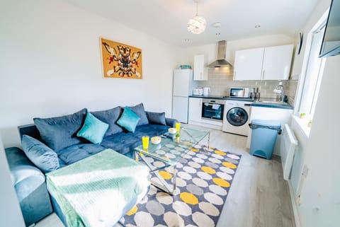 TV and multimedia, Coffee/tea facilities, Kitchen or kitchenette, Living room, Seating area, Dining area, Drinks, group of guests, microwave, oven, stove, toaster, washing machine, kitchen, kitchen