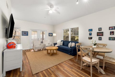 Communal lounge/ TV room, TV and multimedia, Living room, Seating area, Dining area, Evening entertainment
