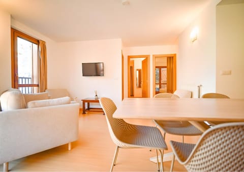 Communal lounge/ TV room, TV and multimedia, Living room, Dining area