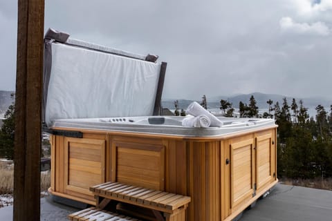 Hot Tub, Mountain view, towels