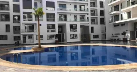 Day, Swimming pool