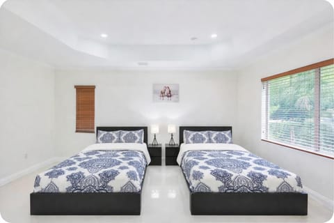 Supremacy Villa STR-6110 House in Hollywood