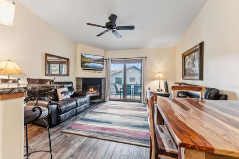 TV and multimedia, Balcony/Terrace, Living room, Seating area, Dining area, fireplace, furniture