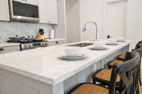 Pass Marianna 8 - Steps to Beach, Pet-Friendly, Pool, Fast WiFi Apartment in Pass Christian