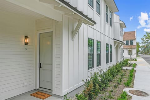 Seabreeze Haven 6 - Steps to Beach, Pet-Friendly, Pool, Fast WiFi Apartment in Pass Christian