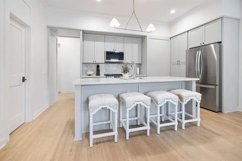 Seaside Veranda 7 - Steps to Beach, Pet-Friendly, Pool, Fast WiFi Apartment in Pass Christian