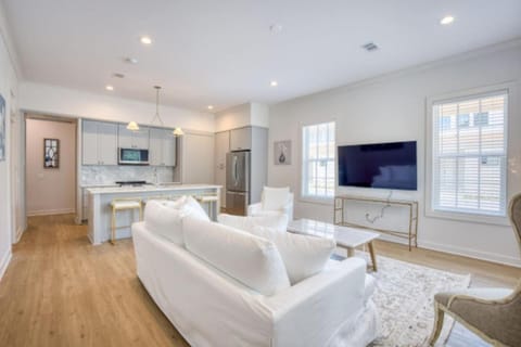 Magnolia Shore 5 - Steps to Beach, Pet-Friendly, Pool, Fast WiFi Apartment in Pass Christian