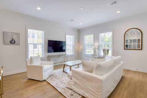 Magnolia Shore 5 - Steps to Beach, Pet-Friendly, Pool, Fast WiFi Apartment in Pass Christian