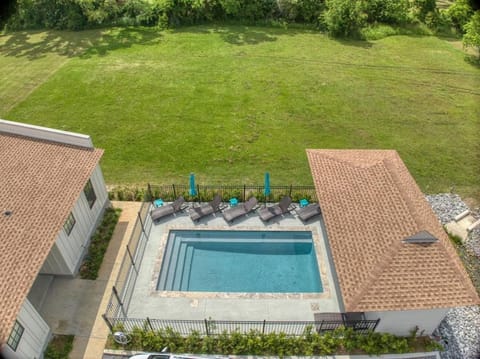 Magnolia Shore 5 - Steps to Beach, Pet-Friendly, Pool, Fast WiFi Apartment in Pass Christian