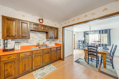 5 Mi to Dtwn Rockford Pet-Friendly Home with Yard! House in Rockford