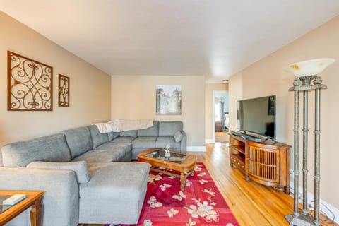 5 Mi to Dtwn Rockford Pet-Friendly Home with Yard! House in Rockford