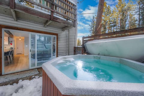 Zephyr Chalet Steps from Zephyr Cove Apartment in Zephyr Cove