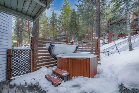 Zephyr Chalet Steps from Zephyr Cove Apartment in Zephyr Cove