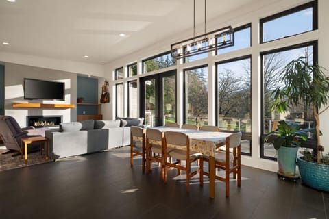 Day, TV and multimedia, Living room, Seating area, Dining area, fireplace, furniture