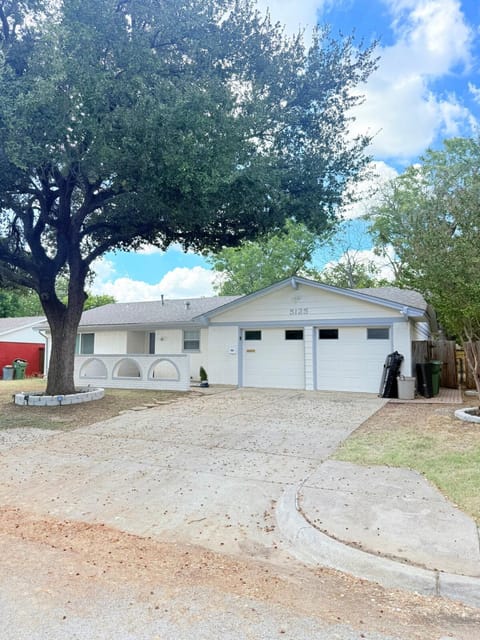 Cozy Retreat near DFW Airport - Entire Home House in North Richland Hills