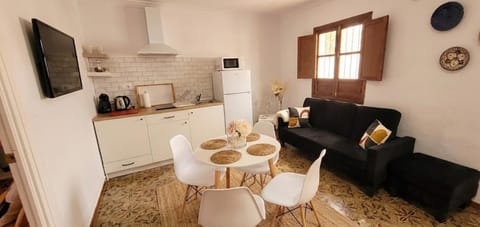 TV and multimedia, Coffee/tea facilities, Kitchen or kitchenette, Dining area, stove