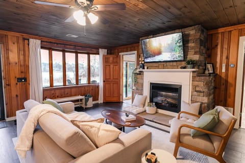 TV and multimedia, View (from property/room), Living room, Seating area, fireplace