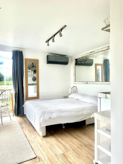 Cosy Studio with a field view Apartment in Ringwood