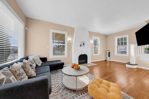 Communal lounge/ TV room, TV and multimedia, Living room, Seating area, Evening entertainment