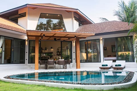 Property building, Patio, Garden view, Pool view, Swimming pool, sunbed