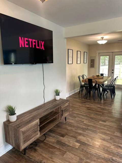 TV and multimedia, Living room, Evening entertainment