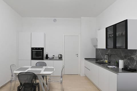 Coffee/tea facilities, Kitchen or kitchenette, Dining area, oven, stove