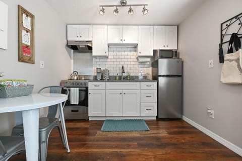 Kitchen or kitchenette, Dining area, oven, stove