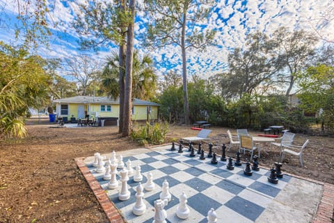 Property building, Spring, Day, Natural landscape, Garden, Garden view