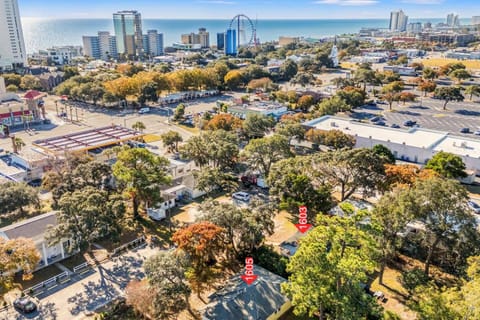 Property building, Day, Neighbourhood, Natural landscape, Bird's eye view, Evening entertainment, City view, Sea view, Location, Parking